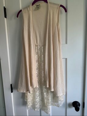 Vocal Cream Lace-Back Sleeveless Camisole